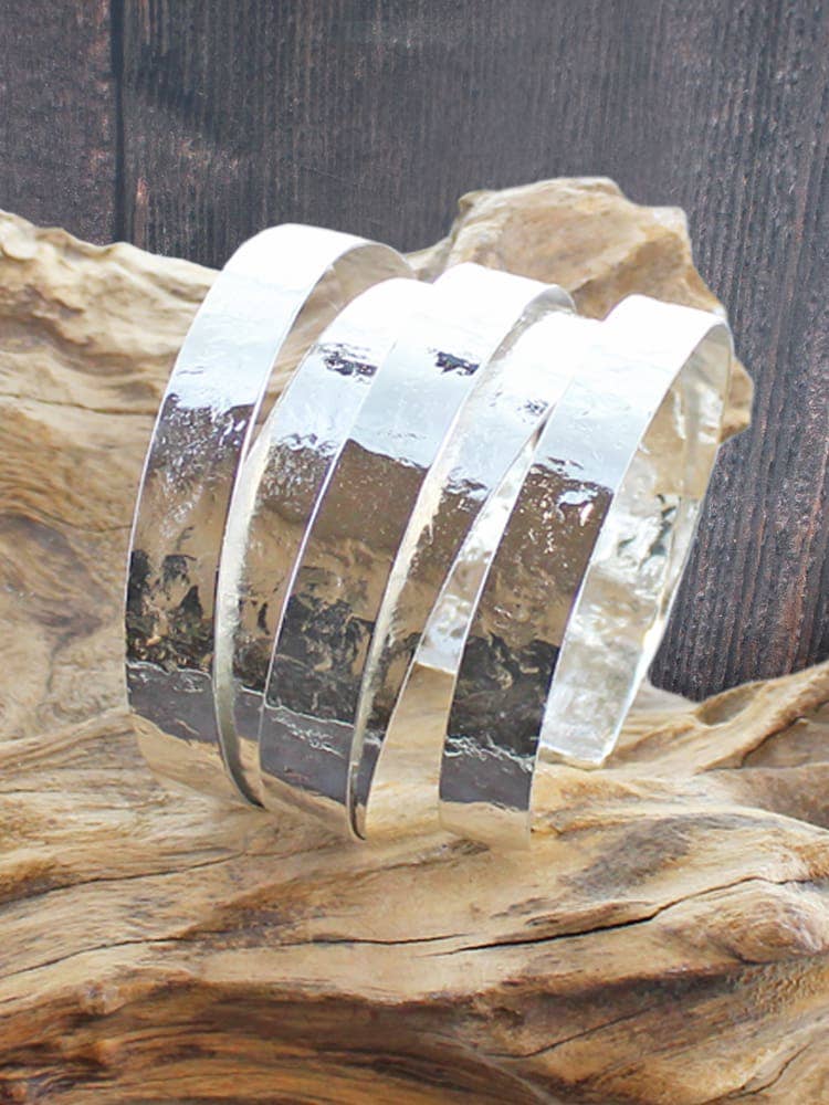 BEATEN  SILVER  OVERLAPPING CUFF BRACELET