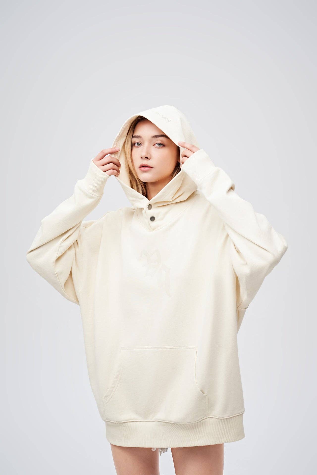 AMOO. 90s Vintage Two Seasons Hoodie — Cream. Size M